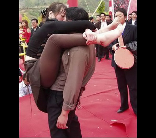 \'Kissing contest\' là cuộc thi hôn ở nơi công cộng được tổ chức tại Trung Quốc. Những cặp đôi tham gia cuộc thi sẽ phải thể hiện nụ hôn ở mọi tư thế, những tư thế càng độc đáo thì sẽ được đánh giá cao.